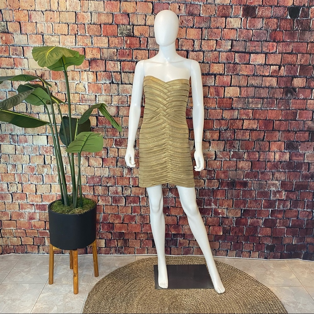BCBGMAXAZRIA, Size Medium, Gold form fitted bodycon strapless dress